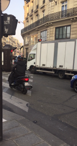 Scooter déboule au feu rouge