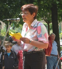 Anne en train de pr�senter le spectacle du Jardin extraordinaire (juin 2005)