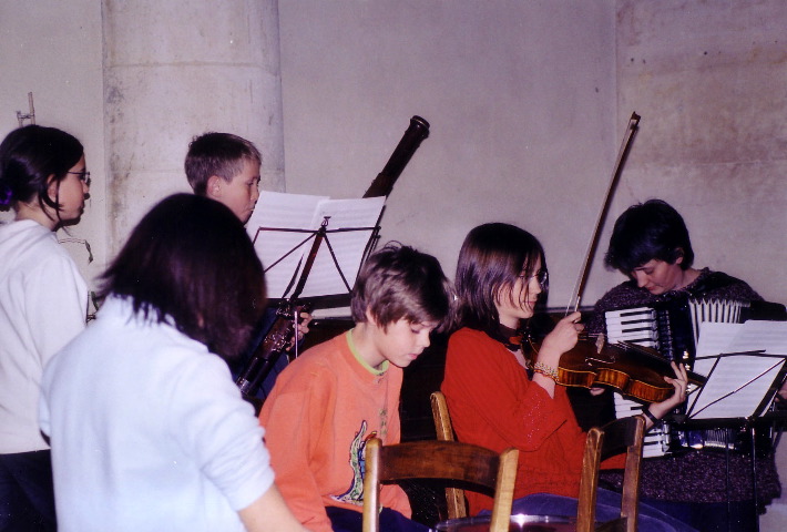 Baptiste à la caisse claire, Elisabeth à l'accordéon, Léopold au basson, Marie à la clarinette, Matilde à l'alto et Nadine au métallophone