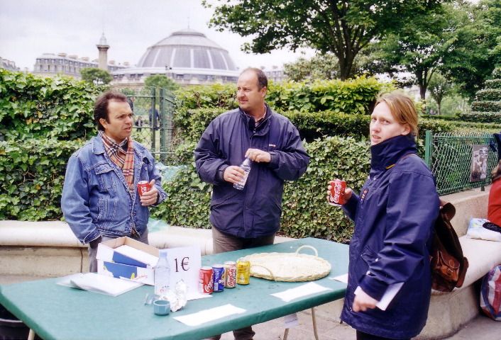 Premi&egrave;re buvette de l'histoire de l'association, avec au centre Gilles Beauvais, fondateur et ancien pr&eacute;sident d'Accomplir
