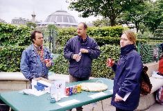 Premi&egrave;re buvette de l'histoire de l'association, avec au centre Gilles Beauvais, fondateur et ancien pr&eacute;sident d'Accomplir
