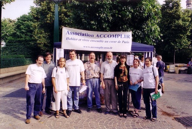 L’équipe « vide-grenier » à pied d’œuvre : Gilles, Toun, Catherine D, Bernard, Pierre, René, Catherine D, Régine, Dominique (et Elisabeth de l’autre côté de l’appareil photo)
