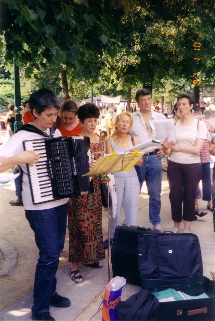 Finalement on est mieux sous les arbres pour chanter !