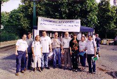 Léquipe « vide-grenier » à pied duvre : Gilles, Toun, Catherine D, Bernard, Pierre, René, Catherine D, Régine, Dominique (et Elisabeth de lautre côté de lappareil photo)