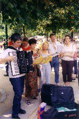 Finalement on est mieux sous les arbres pour chanter !