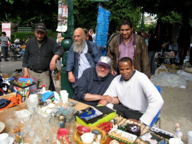 Mains Libres tient aussi son stand sur le vide-grenier avec Pierre, Jean, Philippe, Frédéric, Gary