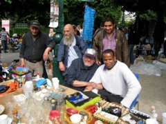 Mains Libres tient aussi son stand sur le vide-grenier avec Pierre, Jean, Philippe, Frédéric, Gary