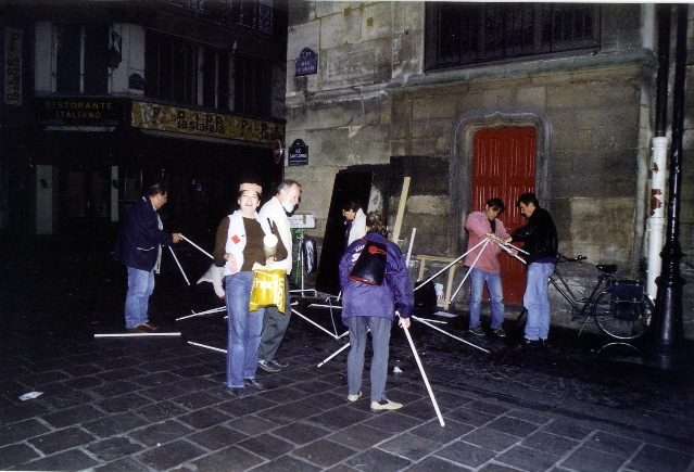 Le jour n’est pas encore lev&eacute; mais toute l’&eacute;quipe d’installation du vide-grenier est &agrave; pied d’œuvre : Anne, Barbara, Bernard, Dominique, Elisabeth, Gilles, Pierre, R&eacute;gine, Ren&eacute;, Toun.