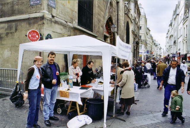 Le stand d’ACCOMPLIR fin pr&ecirc;t pour accueillir les passants