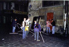 Le jour n�est pas encore lev&eacute; mais toute l�&eacute;quipe d�installation du vide-grenier est &agrave; pied d��uvre : Anne, Barbara, Bernard, Dominique, Elisabeth, Gilles, Pierre, R&eacute;gine, Ren&eacute;, Toun.