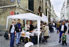 Le stand d�ACCOMPLIR fin pr&ecirc;t pour accueillir les passants