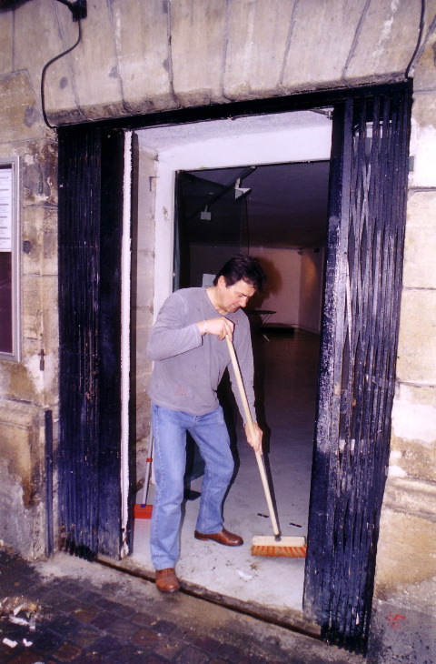 Allez Bernard, un petit coup de balai !