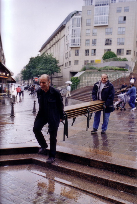 Pierre et Serge transportent des bancs