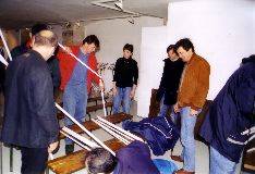 Assemblage du stand : un moment de r&eacute;flexion