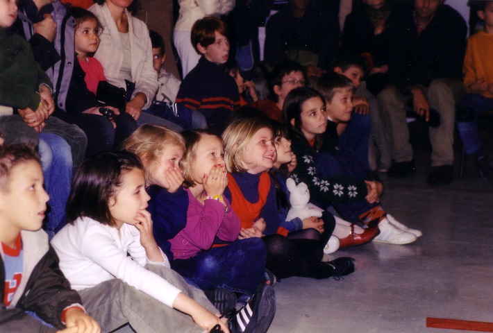 Les enfants captivés par la belle histoire